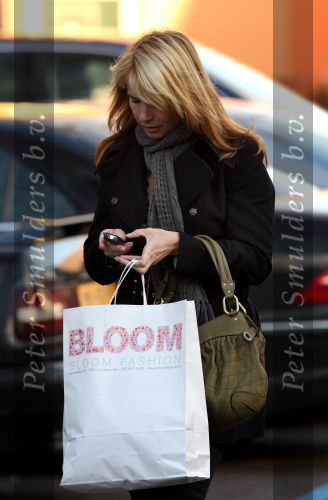 Laren 12 januari 2008
Linda de Mol boodschappen doen in Laren met haar nieuwe range rover.