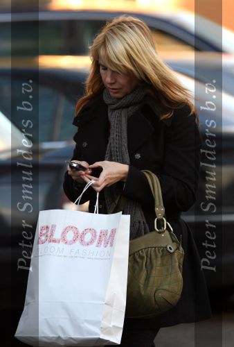 Laren 12 januari 2008
Linda de Mol boodschappen doen in Laren met haar nieuwe range rover.