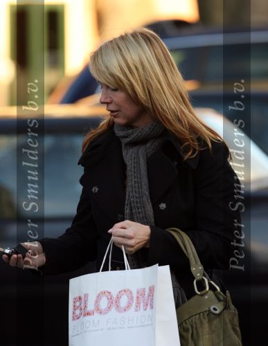 Laren 12 januari 2008
Linda de Mol boodschappen doen in Laren met haar nieuwe range rover.
