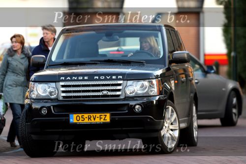 Laren 12 januari 2008
Linda de Mol boodschappen doen in Laren met haar nieuwe range rover.