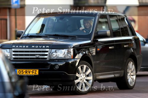 Laren 12 januari 2008
Linda de Mol boodschappen doen in Laren met haar nieuwe range rover.