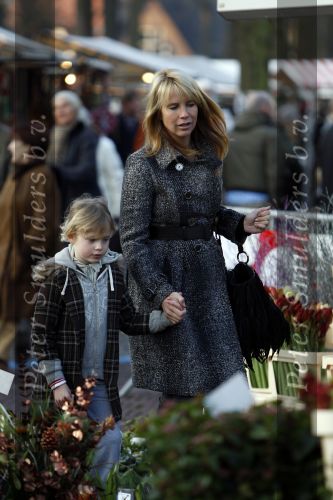 Laren 15 december 2007
Linda de Mol aan het winkelen met dochter Noa in Laren. Ze gingen met de porsche 911 cabrio daar naar toe en kregen een bekeuring voor fout parkeren.