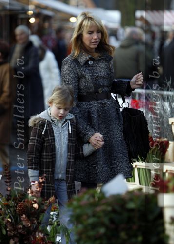 Laren 15 december 2007
Linda de Mol aan het winkelen met dochter Noa in Laren. Ze gingen met de porsche 911 cabrio daar naar toe en kregen een bekeuring voor fout parkeren.