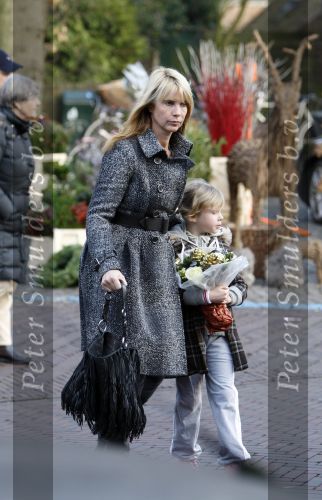Laren 15 december 2007
Linda de Mol aan het winkelen met dochter Noa in Laren. Ze gingen met de porsche 911 cabrio daar naar toe en kregen een bekeuring voor fout parkeren.