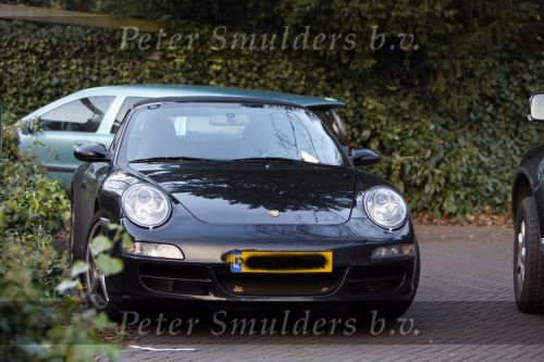 Laren 15 december 2007
Linda de Mol aan het winkelen met dochter Noa in Laren. Ze gingen met de porsche 911 cabrio daar naar toe en kregen een bekeuring voor fout parkeren.