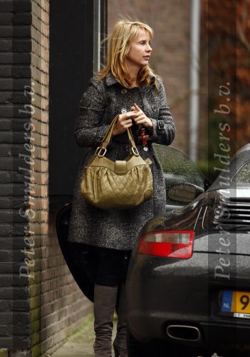 Laren 18 januari 2008
Linda de Mol shoppen en lunchen met een vriendin.