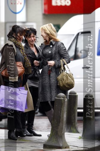 Laren 18 januari 2008
Linda de Mol shoppen en lunchen met een vriendin.