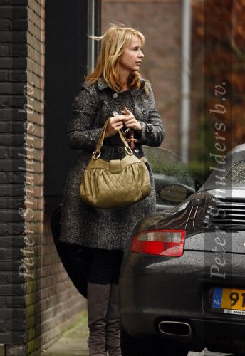 Laren 18 januari 2008
Linda de Mol shoppen en lunchen met een vriendin.