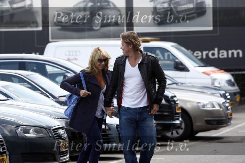 Amsterdam 22 mei 2009
Linda de Mol en haar vriend Jeroen Rietbergen gaan kijken voor een nieuwe porsche 911 cabrio.
Peter Smulders bv