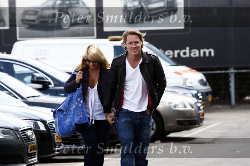 Amsterdam 22 mei 2009
Linda de Mol en haar vriend Jeroen Rietbergen gaan kijken voor een nieuwe porsche 911 cabrio.
Peter Smulders bv