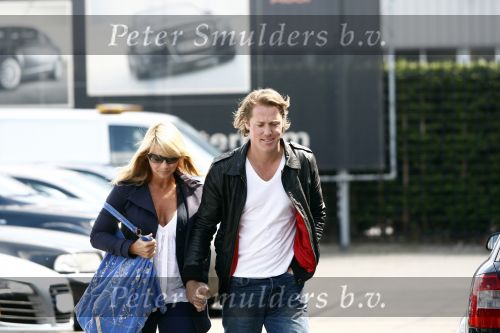 Amsterdam 22 mei 2009
Linda de Mol en haar vriend Jeroen Rietbergen gaan kijken voor een nieuwe porsche 911 cabrio.
Peter Smulders bv