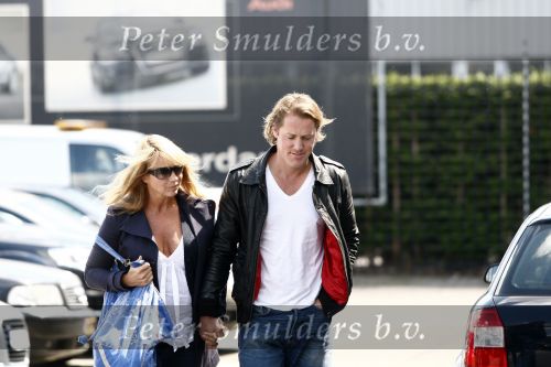 Amsterdam 22 mei 2009
Linda de Mol en haar vriend Jeroen Rietbergen gaan kijken voor een nieuwe porsche 911 cabrio.
Peter Smulders bv