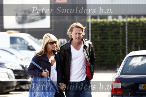 Amsterdam 22 mei 2009
Linda de Mol en haar vriend Jeroen Rietbergen gaan kijken voor een nieuwe porsche 911 cabrio.
Peter Smulders bv