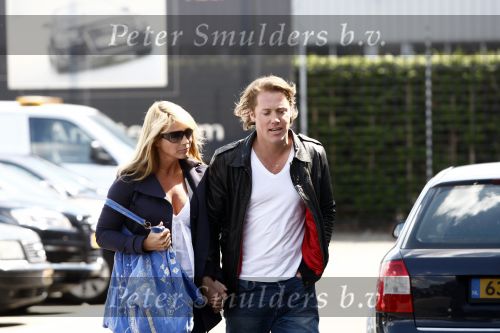 Amsterdam 22 mei 2009
Linda de Mol en haar vriend Jeroen Rietbergen gaan kijken voor een nieuwe porsche 911 cabrio.
Peter Smulders bv