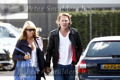 Amsterdam 22 mei 2009
Linda de Mol en haar vriend Jeroen Rietbergen gaan kijken voor een nieuwe porsche 911 cabrio.
Peter Smulders bv