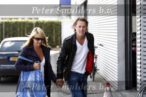 Amsterdam 22 mei 2009
Linda de Mol en haar vriend Jeroen Rietbergen gaan kijken voor een nieuwe porsche 911 cabrio.
Peter Smulders bv