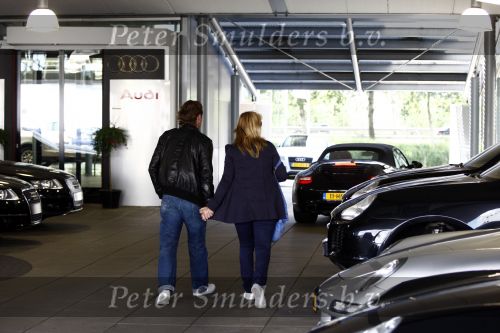 Amsterdam 22 mei 2009
Linda de Mol en haar vriend Jeroen Rietbergen gaan kijken voor een nieuwe porsche 911 cabrio.
Peter Smulders bv