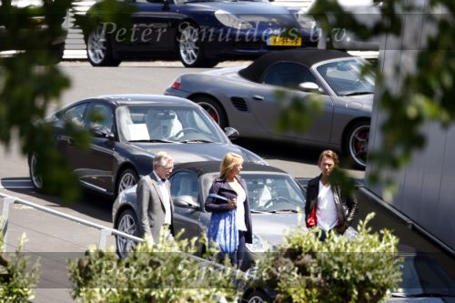 Amsterdam 22 mei 2009
Linda de Mol en haar vriend Jeroen Rietbergen gaan kijken voor een nieuwe porsche 911 cabrio.
Peter Smulders bv