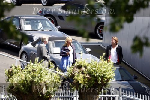 Amsterdam 22 mei 2009
Linda de Mol en haar vriend Jeroen Rietbergen gaan kijken voor een nieuwe porsche 911 cabrio.
Peter Smulders bv