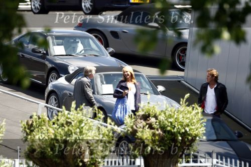 Amsterdam 22 mei 2009
Linda de Mol en haar vriend Jeroen Rietbergen gaan kijken voor een nieuwe porsche 911 cabrio.
Peter Smulders bv