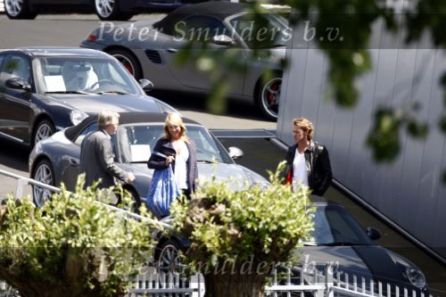 Amsterdam 22 mei 2009
Linda de Mol en haar vriend Jeroen Rietbergen gaan kijken voor een nieuwe porsche 911 cabrio.
Peter Smulders bv