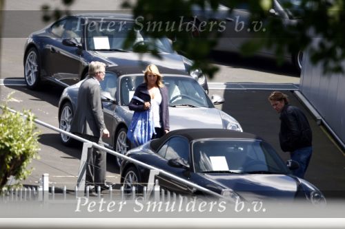Amsterdam 22 mei 2009
Linda de Mol en haar vriend Jeroen Rietbergen gaan kijken voor een nieuwe porsche 911 cabrio.
Peter Smulders bv