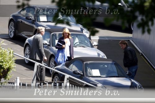 Amsterdam 22 mei 2009
Linda de Mol en haar vriend Jeroen Rietbergen gaan kijken voor een nieuwe porsche 911 cabrio.
Peter Smulders bv
