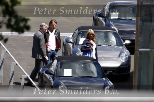 Amsterdam 22 mei 2009
Linda de Mol en haar vriend Jeroen Rietbergen gaan kijken voor een nieuwe porsche 911 cabrio.
Peter Smulders bv