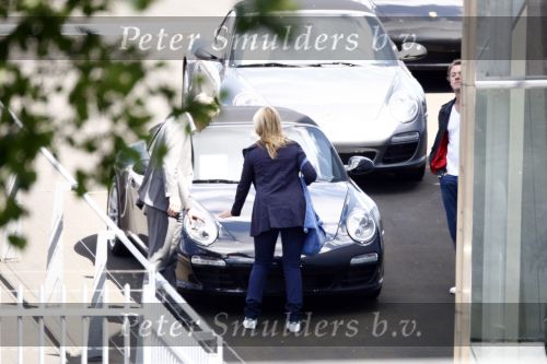 Amsterdam 22 mei 2009
Linda de Mol en haar vriend Jeroen Rietbergen gaan kijken voor een nieuwe porsche 911 cabrio.
Peter Smulders bv