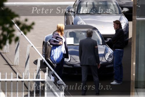Amsterdam 22 mei 2009
Linda de Mol en haar vriend Jeroen Rietbergen gaan kijken voor een nieuwe porsche 911 cabrio.
Peter Smulders bv