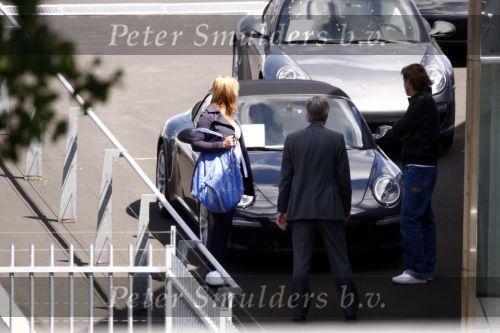 Amsterdam 22 mei 2009
Linda de Mol en haar vriend Jeroen Rietbergen gaan kijken voor een nieuwe porsche 911 cabrio.
Peter Smulders bv