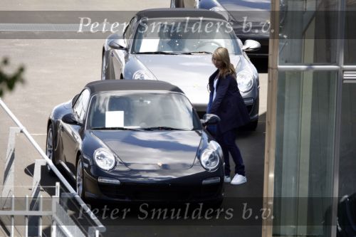 Amsterdam 22 mei 2009
Linda de Mol en haar vriend Jeroen Rietbergen gaan kijken voor een nieuwe porsche 911 cabrio.
Peter Smulders bv