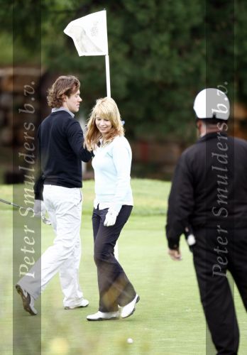 Vale do Lobo 24 februari 2008
Linda de Mol golfend met haar nieuwe vriend Jeroen Rietbergen op vale do lobo  waar Linda een huis heeft.