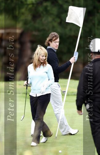 Vale do Lobo 24 februari 2008
Linda de Mol golfend met haar nieuwe vriend Jeroen Rietbergen op vale do lobo  waar Linda een huis heeft.