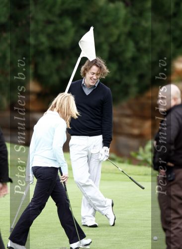 Vale do Lobo 24 februari 2008
Linda de Mol golfend met haar nieuwe vriend Jeroen Rietbergen op vale do lobo  waar Linda een huis heeft.