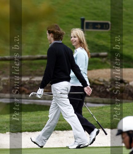 Vale do Lobo 24 februari 2008
Linda de Mol golfend met haar nieuwe vriend Jeroen Rietbergen op vale do lobo  waar Linda een huis heeft.