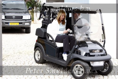 Vale do Lobo 24 februari 2008
Linda de Mol golfend met haar nieuwe vriend Jeroen Rietbergen op vale do lobo  waar Linda een huis heeft.