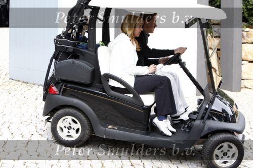 Vale do Lobo 24 februari 2008
Linda de Mol golfend met haar nieuwe vriend Jeroen Rietbergen op vale do lobo  waar Linda een huis heeft.
