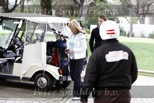 Vale do Lobo 24 februari 2008
Linda de Mol golfend met haar nieuwe vriend Jeroen Rietbergen op vale do lobo  waar Linda een huis heeft.