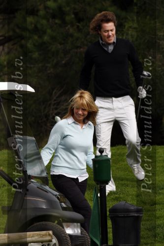 Vale do Lobo 24 februari 2008
Linda de Mol golfend met haar nieuwe vriend Jeroen Rietbergen op vale do lobo  waar Linda een huis heeft.