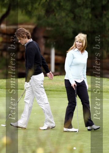 Vale do Lobo 24 februari 2008
Linda de Mol golfend met haar nieuwe vriend Jeroen Rietbergen op vale do lobo  waar Linda een huis heeft.