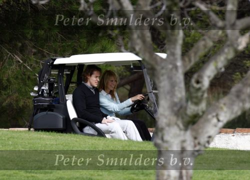 Vale do Lobo 24 februari 2008
Linda de Mol golfend met haar nieuwe vriend Jeroen Rietbergen op vale do lobo  waar Linda een huis heeft.