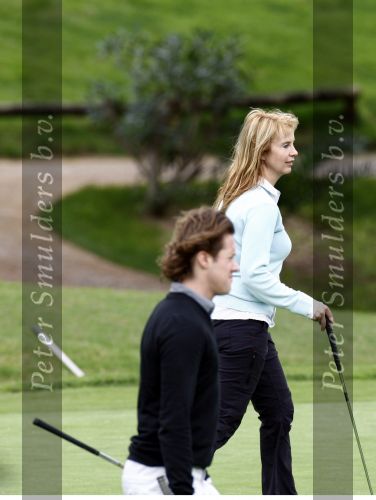 Vale do Lobo 24 februari 2008
Linda de Mol golfend met haar nieuwe vriend Jeroen Rietbergen op vale do lobo  waar Linda een huis heeft.