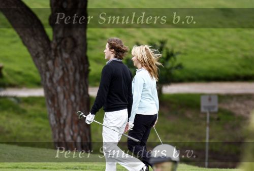 Vale do Lobo 24 februari 2008
Linda de Mol golfend met haar nieuwe vriend Jeroen Rietbergen op vale do lobo  waar Linda een huis heeft.