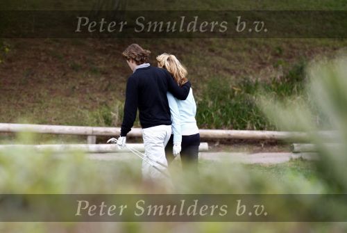 Vale do Lobo 24 februari 2008
Linda de Mol golfend met haar nieuwe vriend Jeroen Rietbergen op vale do lobo  waar Linda een huis heeft.