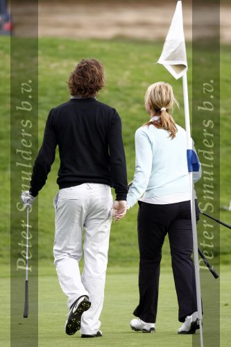 Vale do Lobo 24 februari 2008
Linda de Mol golfend met haar nieuwe vriend Jeroen Rietbergen op vale do lobo  waar Linda een huis heeft.