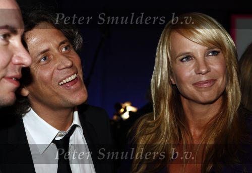 Hilversum 26 januari 2009
Linda de Mol bij de uitreiking van de gouden beelden bij beeld en geluid. Linda met Sander Vahle en Jeroen v Koningsbrugge
Peter Smulders bv