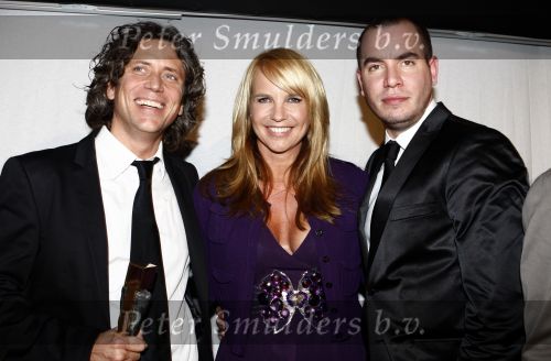 Hilversum 26 januari 2009
Linda de Mol bij de uitreiking van de gouden beelden bij beeld en geluid. Linda met Sander Vahle en Jeroen v Koningsbrugge
Peter Smulders bv