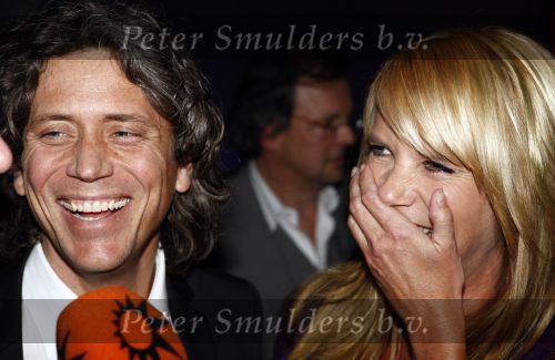 Hilversum 26 januari 2009
Linda de Mol bij de uitreiking van de gouden beelden bij beeld en geluid. Linda met Sander Vahle en Jeroen v Koningsbrugge
Peter Smulders bv