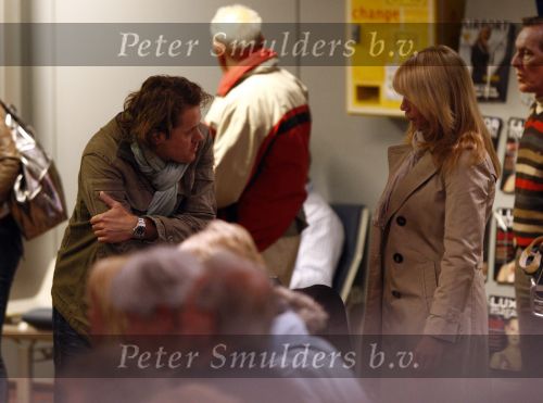Rotterdam 29 februari 2008
Linda de Mol en 1eroen Rietbergen komen aan op vliegveld Zestienhoven na hun eerste liefdesvakantie in portugal. Buiten stormt/ waait het het.
Peter Smulders bv